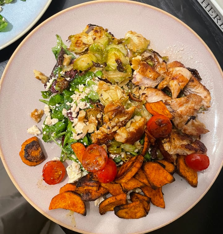 Herbstliches Gemüse mit Salat und Hähnchen